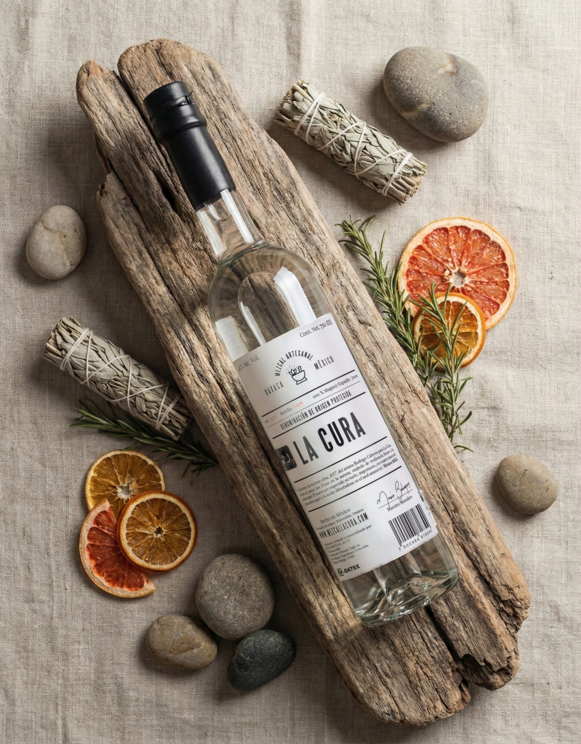 Mezcal LA CURA Espadín 45% sobre madera con cítricos deshidratados, romero y piedras. Mezcal artesanal oaxaqueño premium con notas cítricas y frutales.